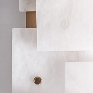 Aplique Chanya de estilo art deco fabricado en alabastro en color blanco combinado con hierro en color oro. Producto desmontable.