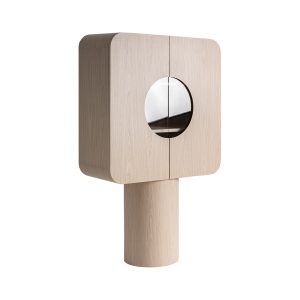 Armario Kharj de estilo art deco fabricado en madera roble en color beige combinado con cristal en color transparente. Producto desmontable.