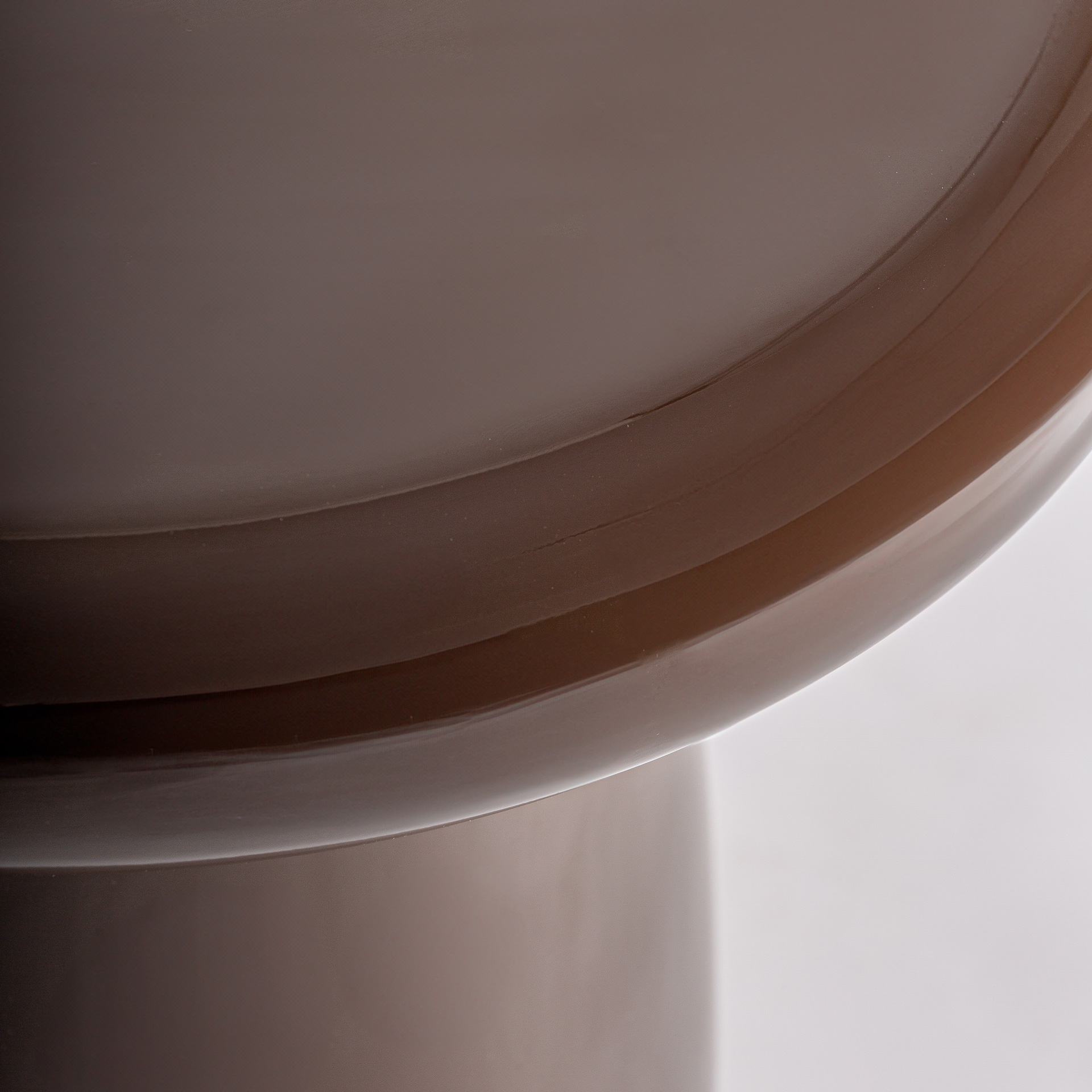 Mesa auxiliar Meres de estilo contemporáneo fabricado en madera dm en color marrón con acabado brillo.