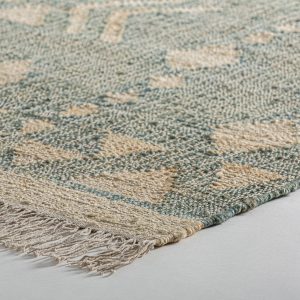 Alfombra Kozakura de estilo clásico fabricado en yute en color azul combinado con algodón en color beige.