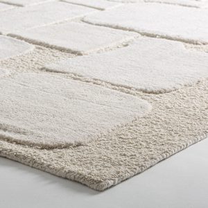 Alfombra Amelie de estilo clásico fabricado en lana en color beige combinado con algodón.