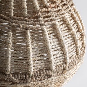 Lámpara de pie Jalhe de estilo boho fabricado en yute en color blanco roto en color marrón.