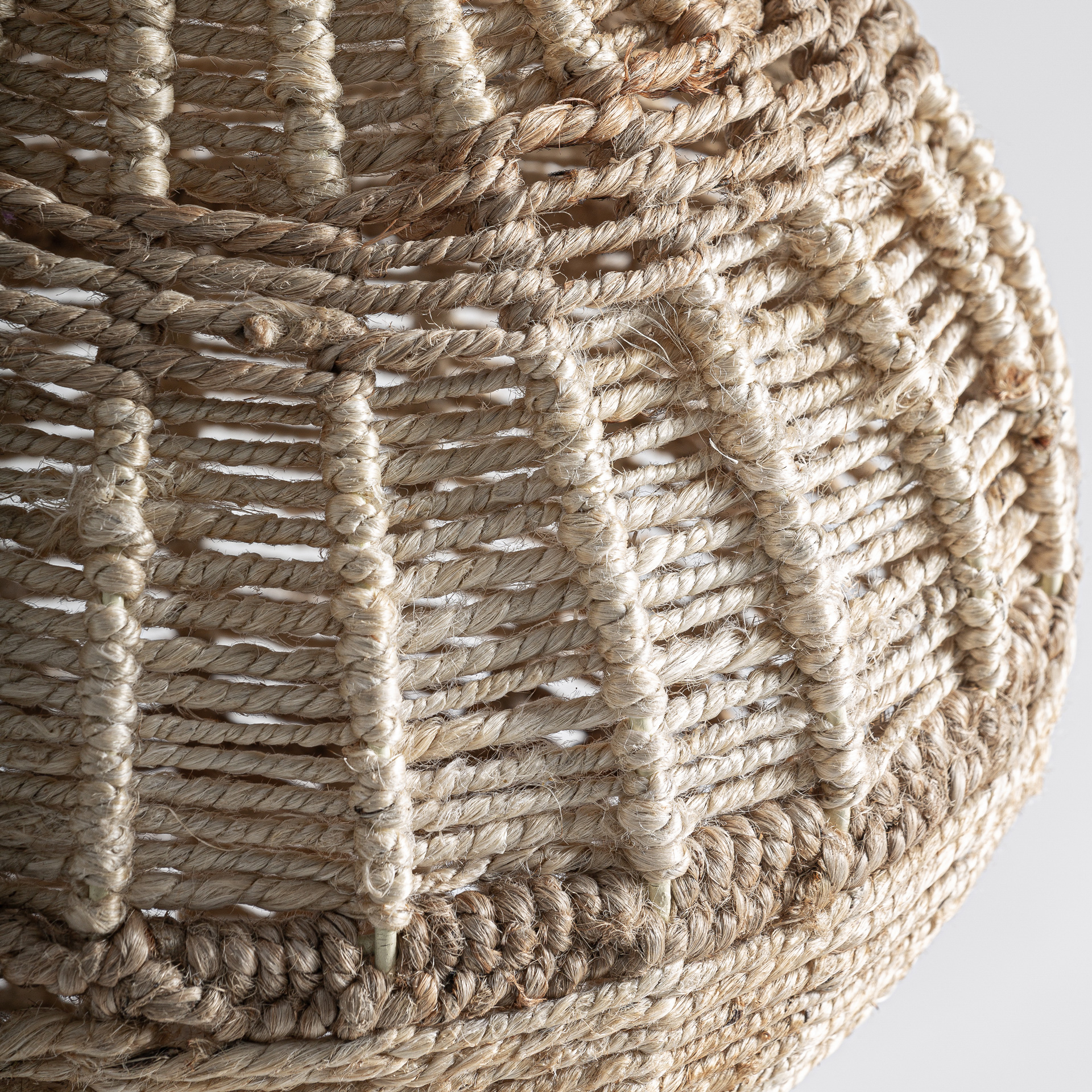 Lámpara de pie Jalhe de estilo boho fabricado en yute en color blanco roto en color marrón.