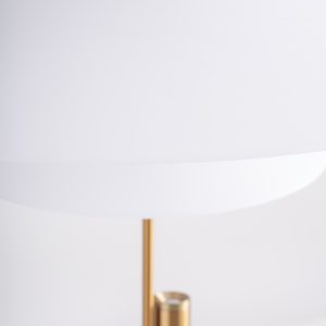 Lámpara de colgar Caroline de estilo art deco fabricado en acrílico en color blanco combinado con acero en color cobre. Producto desmontable.