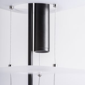 Lámpara de colgar Valesha de estilo art deco fabricado en acrílico en color blanco combinado con acero en color negro. Producto desmontable.