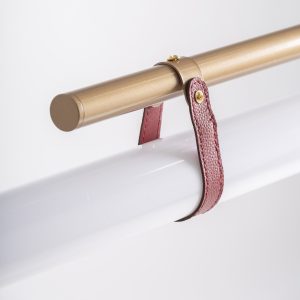 Lámpara de colgar Hana de estilo art deco fabricado en cristal en color transparente con acabado ahumado combinado con acero en color bronce y polipiel en color terracota. Producto elevable.