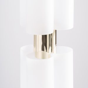 Lámpara de colgar Evalene de estilo art deco fabricado en cristal en color blanco combinado con acero en color dorado.