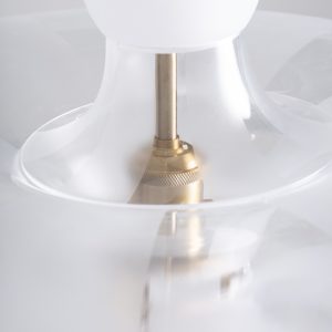 Lámpara de colgar Sasha de estilo art deco fabricado en acrílico en color blanco con acabado traslúcido combinado con hierro en color oro con acabado viejo. Producto desmontable.