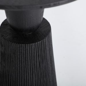 Mesa auxiliar Gruteau de estilo contemporáneo fabricado en madera de mango en color negro.