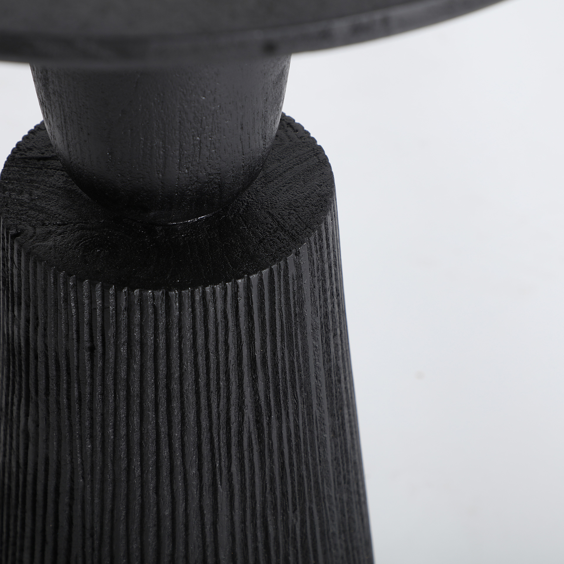 Mesa auxiliar Gruteau de estilo contemporáneo fabricado en madera de mango en color negro.