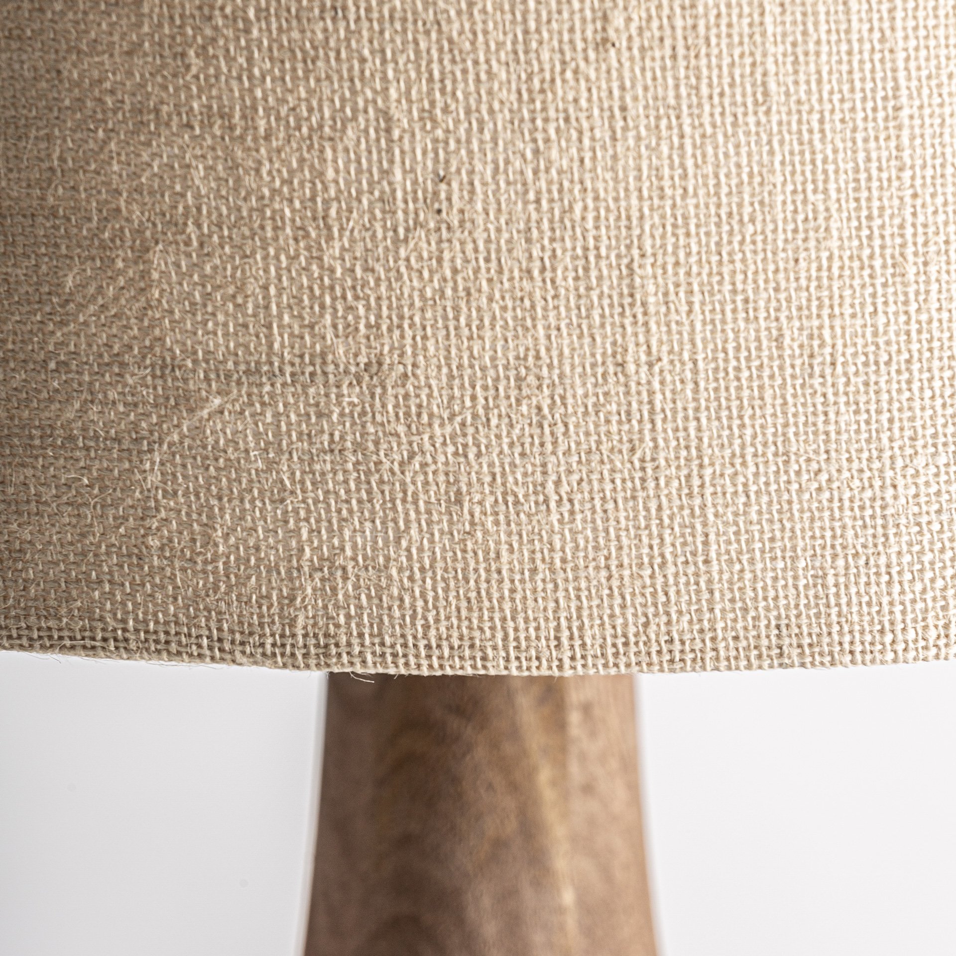 Lámpara de pie Touches de estilo nórdico fabricado en madera de mango en color marrón combinado con yute en color crema. Producto desmontable.