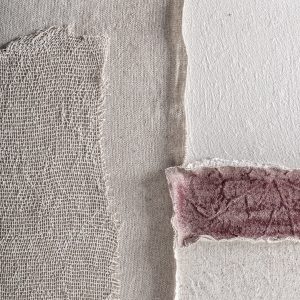 Cuadro Zilia de estilo contemporáneo fabricado en lienzo en color blanco roto combinado con madera de pino en color marrón.