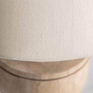 Lámpara de sobremesa Bamberg de estilo clásico fabricado en madera de mango en color marrón claro combinado con algodón en color beige. Producto desmontable.