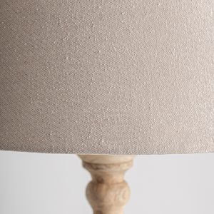 Lámpara de pie Heilbron de estilo rústico fabricado en madera de mango en color marrón claro combinado con algodón en color beige. Producto desmontable.