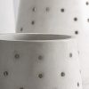 Macetero j 3 Jacquard de estilo contemporáneo fabricado en cemento en color blanco roto. Producto apilable.