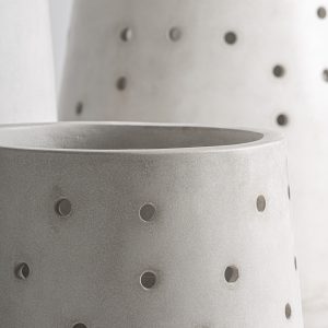 Macetero j 3 Jacquard de estilo contemporáneo fabricado en cemento en color blanco roto. Producto apilable.