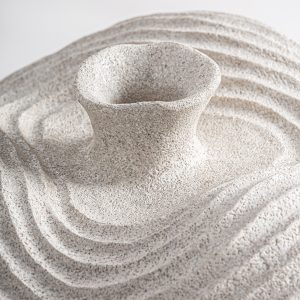 Jarrón Greth de estilo contemporáneo fabricado en resina en color blanco.