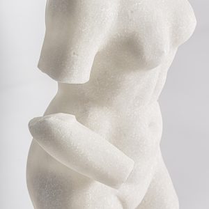 Busto Letha de estilo contemporáneo fabricado en resina en color blanco en color negro. Producto desmontable.