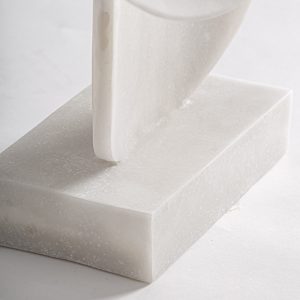 Figura decorativa Leah de estilo clásico fabricado en resina en color blanco.