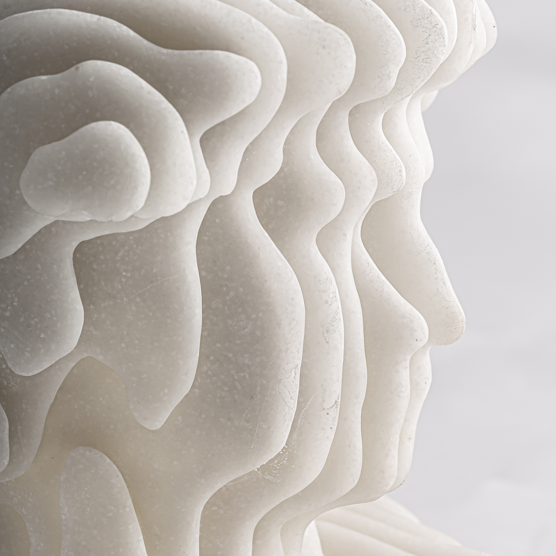 Busto Nicole de estilo contemporáneo fabricado en resina en color blanco.