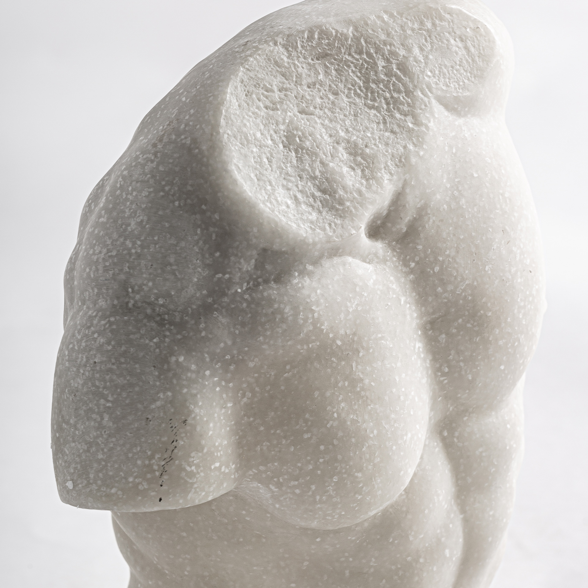 Busto Philip de estilo contemporáneo fabricado en resina en color blanco en color negro.