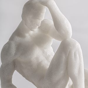 Escultura Phoebe de estilo contemporáneo fabricado en resina en color blanco.