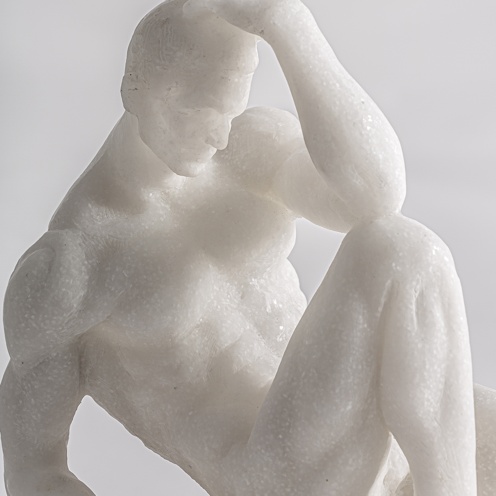 Escultura Phoebe de estilo contemporáneo fabricado en resina en color blanco.