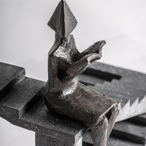 Figura decorativa Raisha de estilo contemporáneo fabricado en resina en color negro.