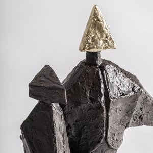 Figura decorativa Vanny de estilo contemporáneo fabricado en resina en color negro.