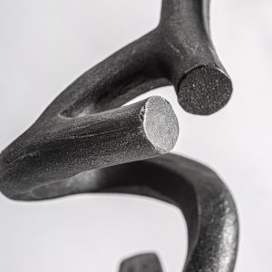 Figura decorativa Xandy de estilo contemporáneo fabricado en resina en color negro.