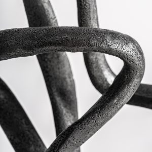 Figura decorativa Yehor de estilo contemporáneo fabricado en resina en color negro. Producto desmontable.