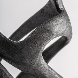 Figura decorativa Zoe de estilo contemporáneo fabricado en resina en color negro.