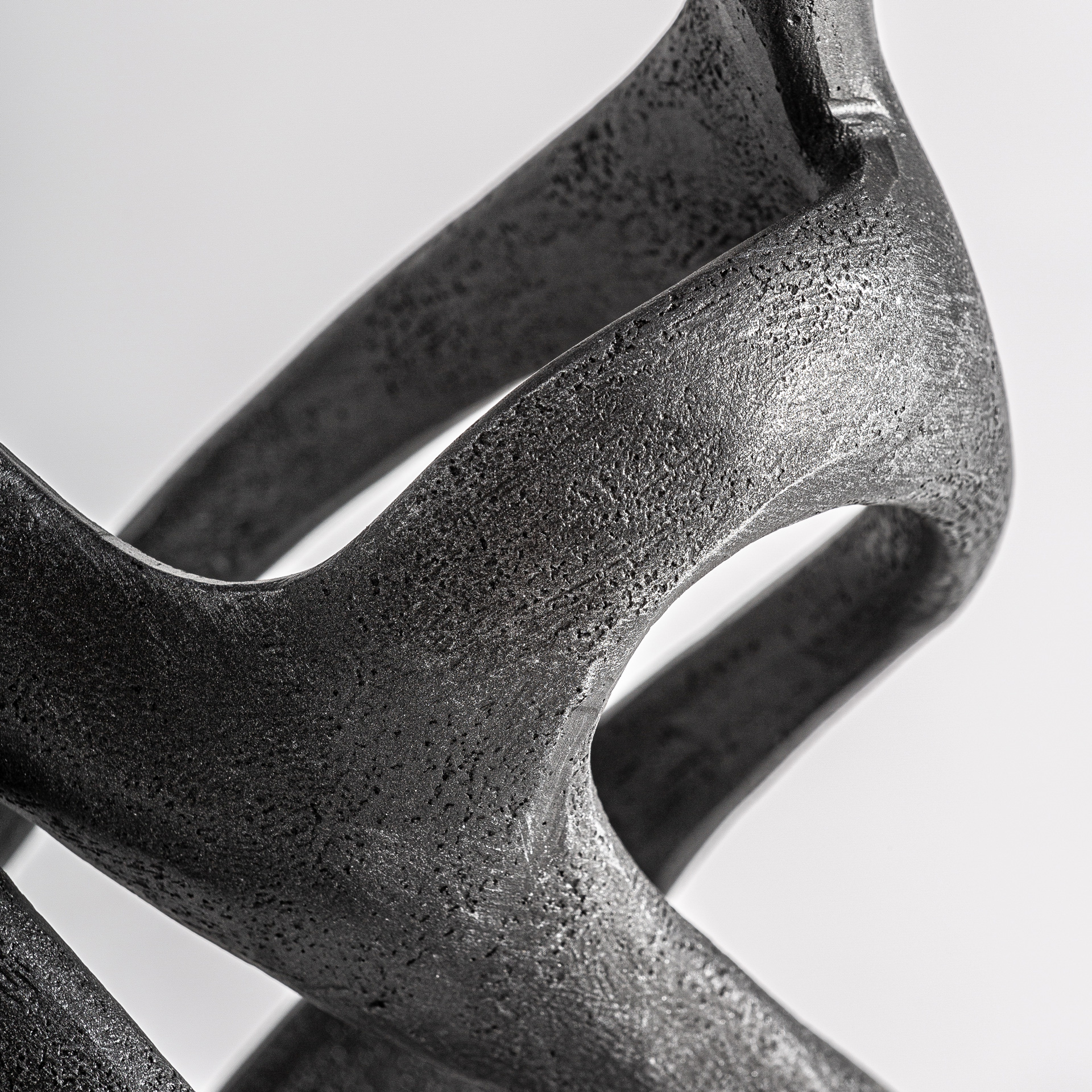 Figura decorativa Zoe de estilo contemporáneo fabricado en resina en color negro.