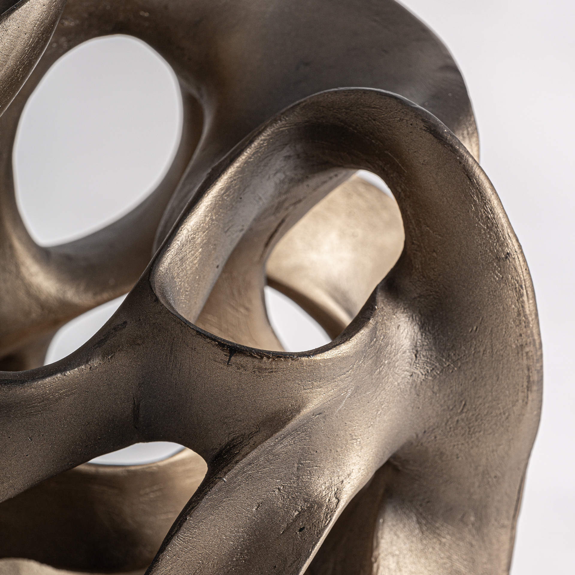 Figura decorativa Urania de estilo contemporáneo fabricado en resina en color oro con acabado viejo en color negro.