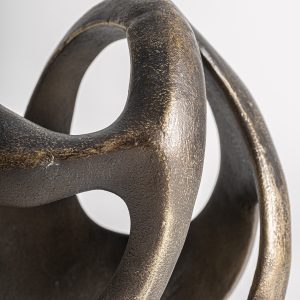 Figura decorativa Tiara de estilo contemporáneo fabricado en resina en color oro con acabado viejo en color negro.