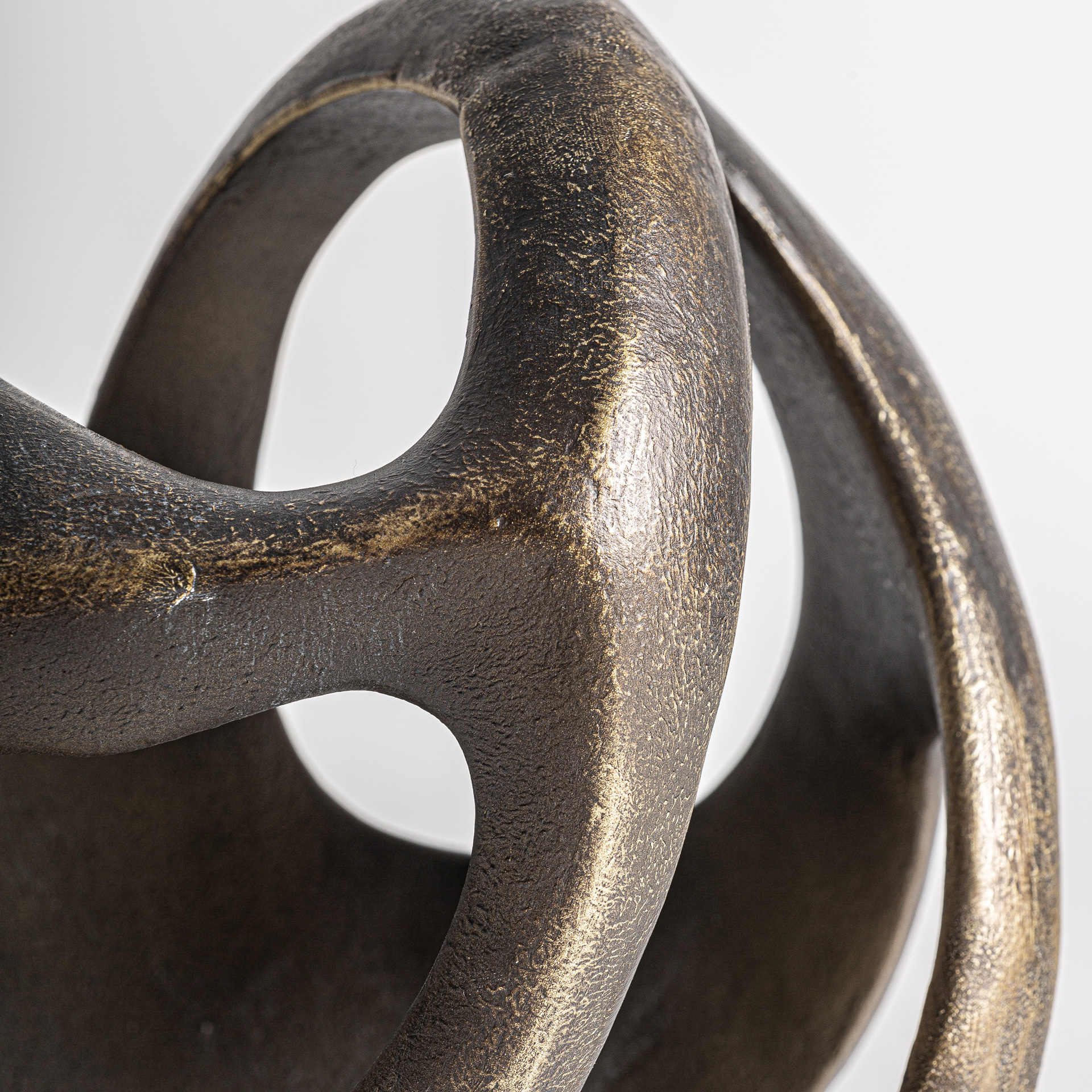 Figura decorativa Tiara de estilo contemporáneo fabricado en resina en color oro con acabado viejo en color negro.