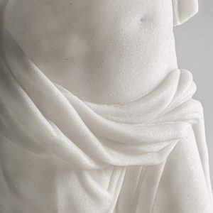 Escultura Thais de estilo contemporáneo fabricado en resina en color blanco. Producto desmontable.