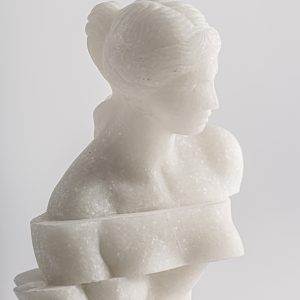 Figura decorativa Ofelia de estilo contemporáneo fabricado en resina en color blanco roto.