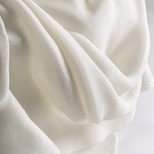 Busto Madge de estilo contemporáneo fabricado en resina en color blanco.