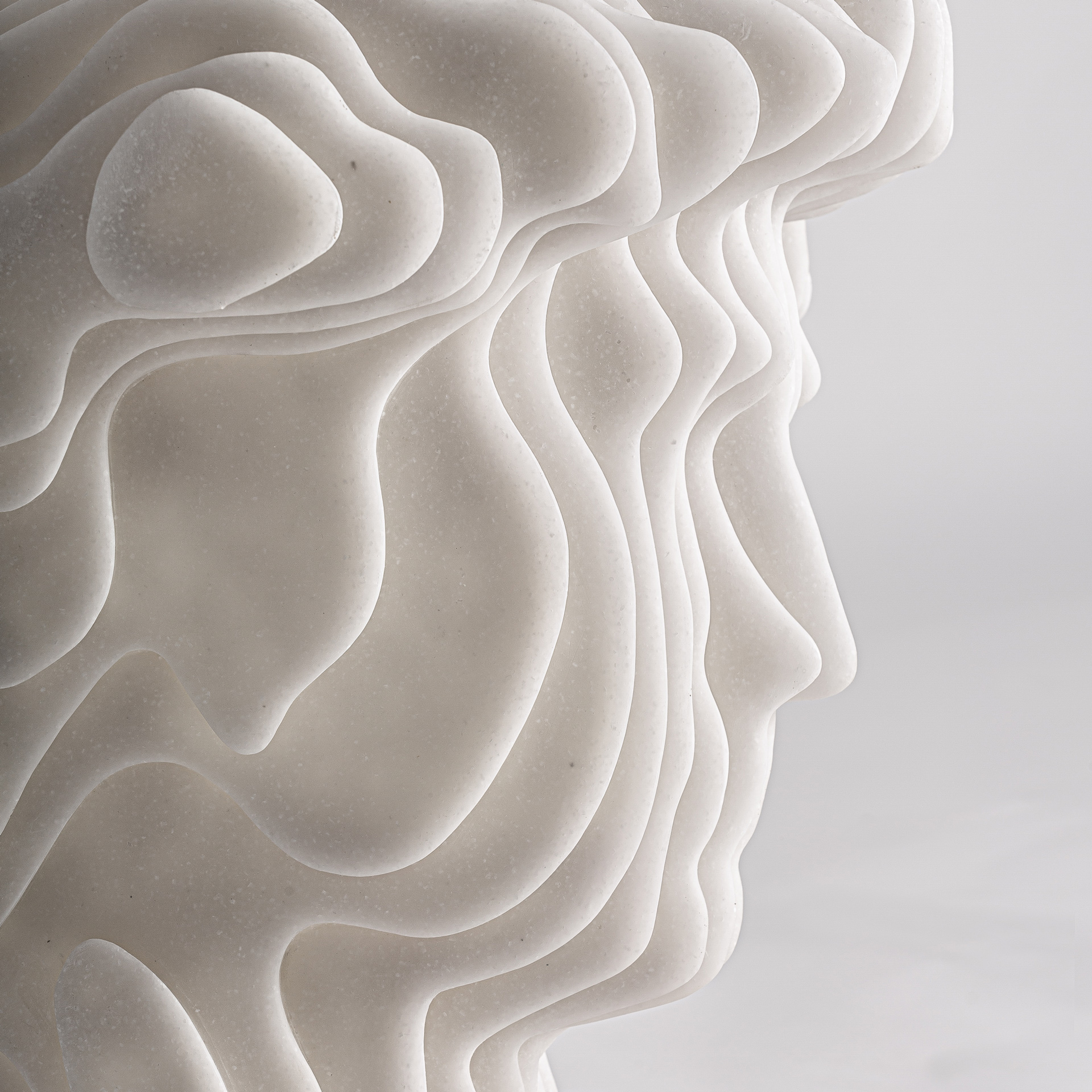 Busto Maya de estilo contemporáneo fabricado en resina en color gris.