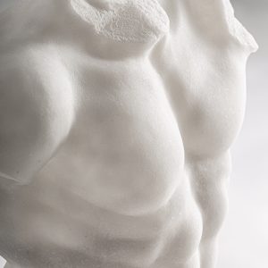 Busto Layne de estilo contemporáneo fabricado en resina en color blanco roto en color negro. Producto desmontable.