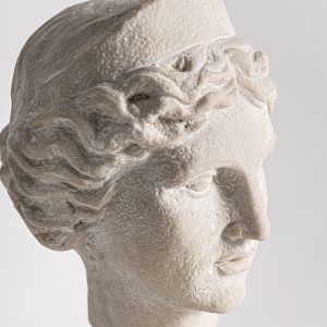 Figura decorativa Halia de estilo contemporáneo fabricado en resina en color blanco roto combinado con cristal en color negro. Producto desmontable.