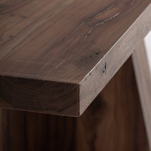 Mesa comedor Brutalist de estilo contemporáneo fabricado en madera de sal en color marrón con acabado teñido. Producto desmontable.