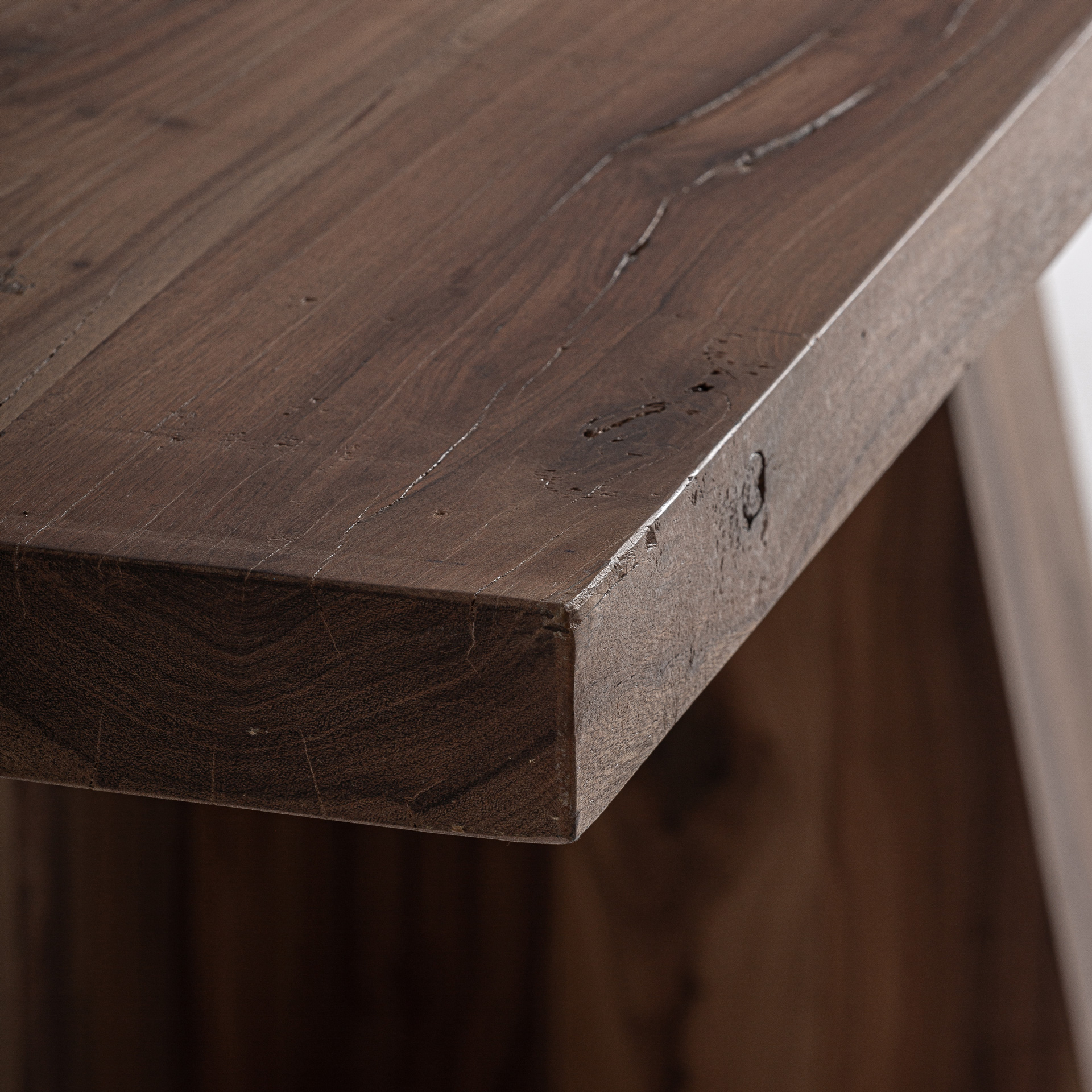 Mesa comedor Brutalist de estilo contemporáneo fabricado en madera de sal en color marrón con acabado teñido. Producto desmontable.