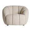 Sillón Lajoux de estilo contemporáneo fabricado en poliéster en color beige combinado con espuma y madera. Producto desmontable.