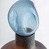 Jarrón Mei de estilo contemporáneo fabricado en vidrio en color marrón en color azul.