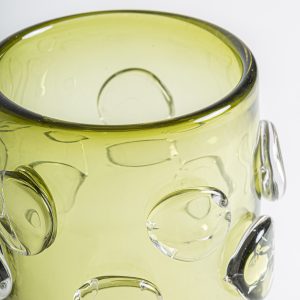 Jarrón Kio de estilo clásico fabricado en vidrio en color verde con acabado traslúcido.