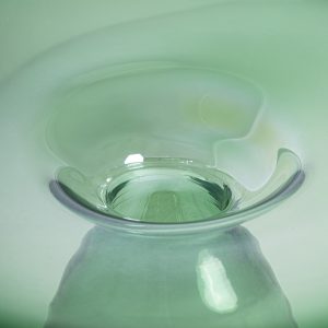 Jarrón Akari de estilo contemporáneo fabricado en vidrio en color verde con acabado traslúcido.