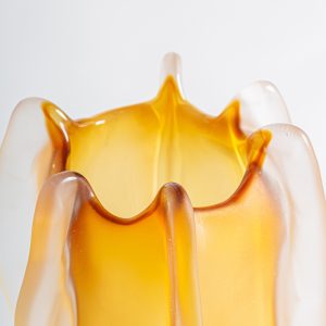 Jarrón Mizuki de estilo contemporáneo fabricado en vidrio en color ambar.
