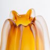 Jarrón Mizuki de estilo contemporáneo fabricado en vidrio en color ambar.